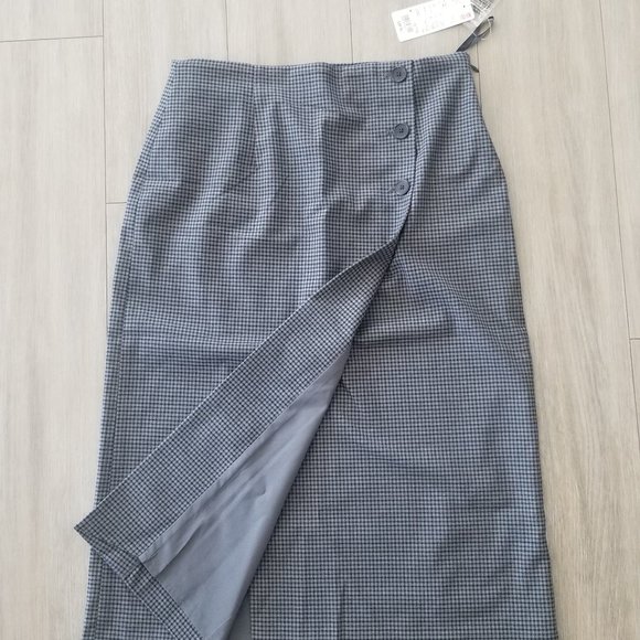 Uniqlo Side-button Wrap Skirt - Picture 2 of 4